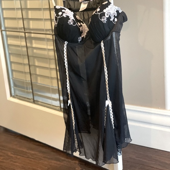 Ladies sheer lightweight ruffle sleepwear - Picture 1 of 7